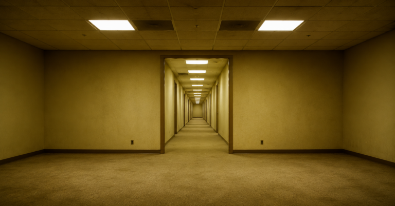 une pièce de bureau vide aux murs jaunis, moquette usée, néons blafards, ouverture sur un couloir qui se perd
