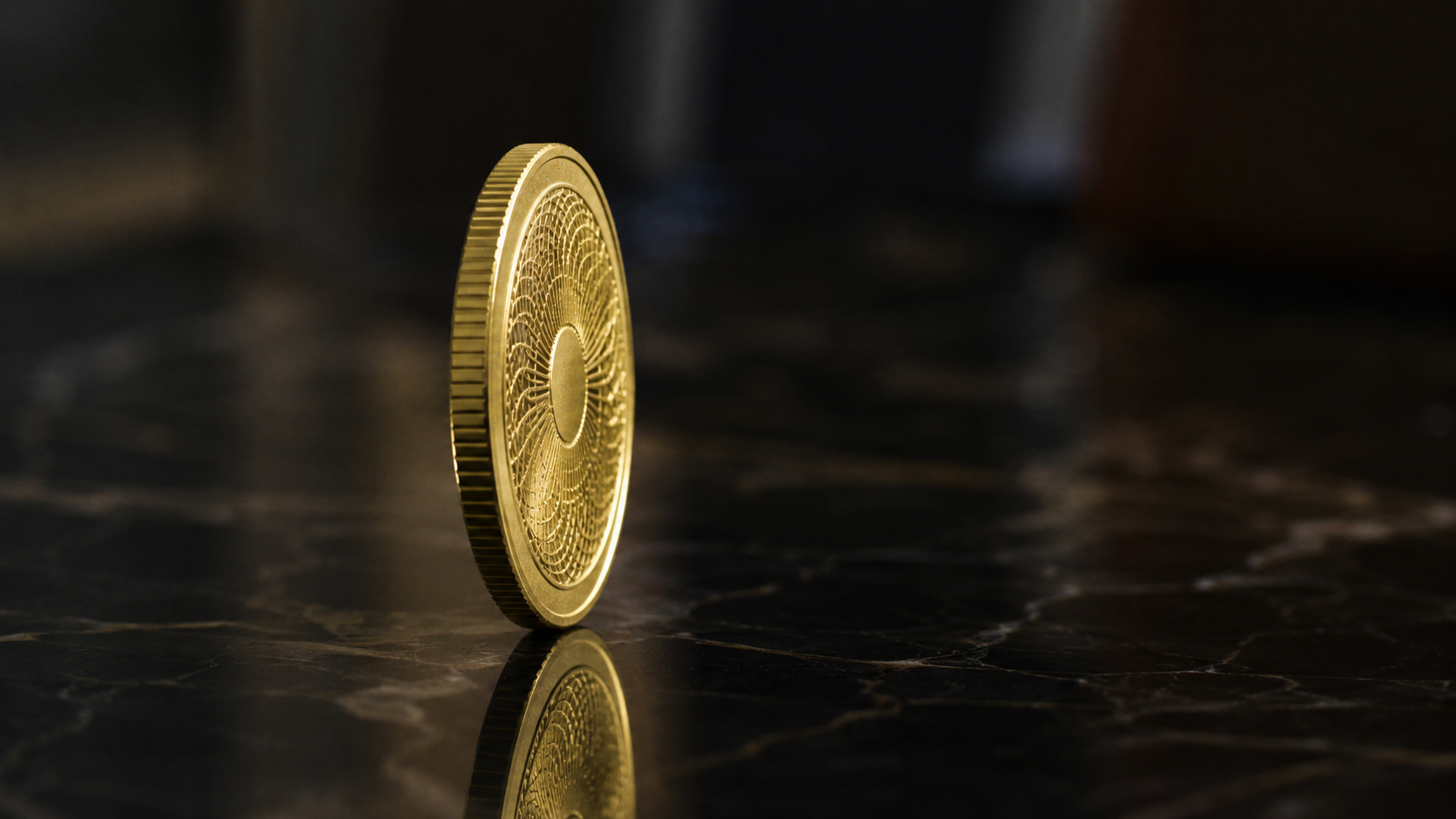 Un jeton crypto physique doré posé sur la tranche sur une surface sombre
