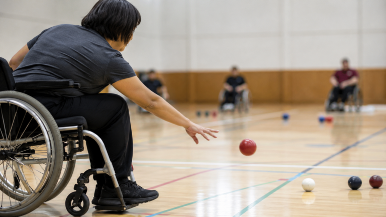 Un joueur de boccia assis lance une boule de cuir vers la cible dans un gymnase