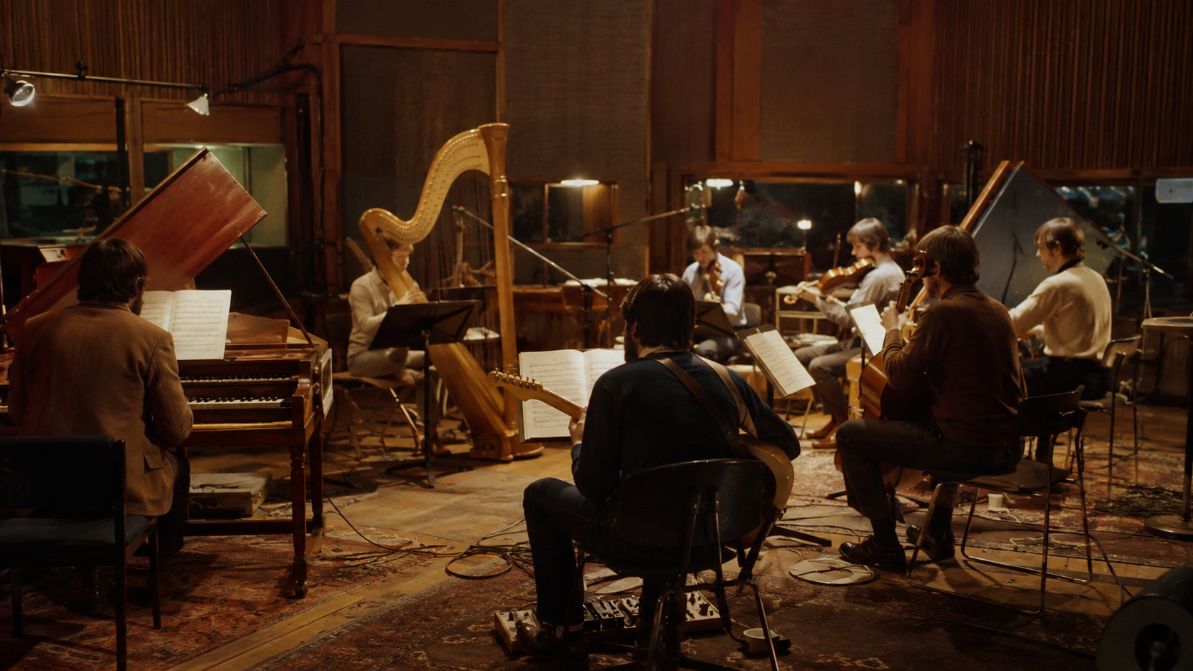 Musiciens de studio des années 1960 autour de pupitres, avec harpe, clavecin et cordes