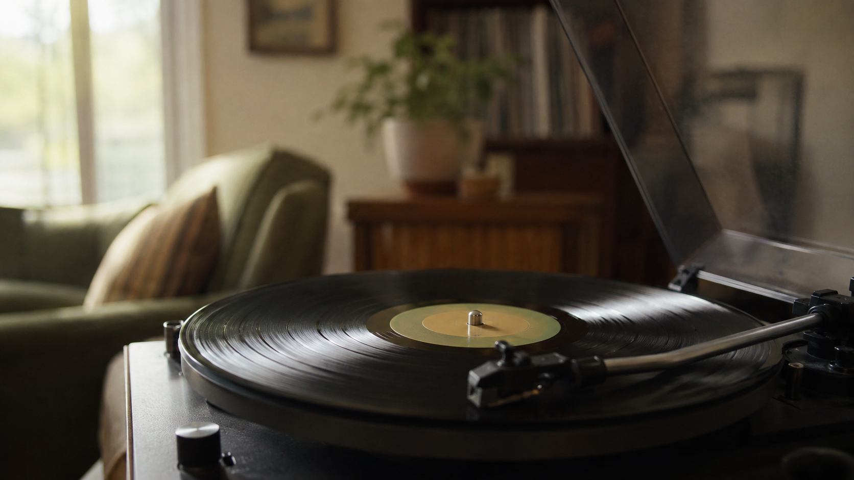 Disque vinyle tournant sur une platine dans un salon baigné de lumière douce