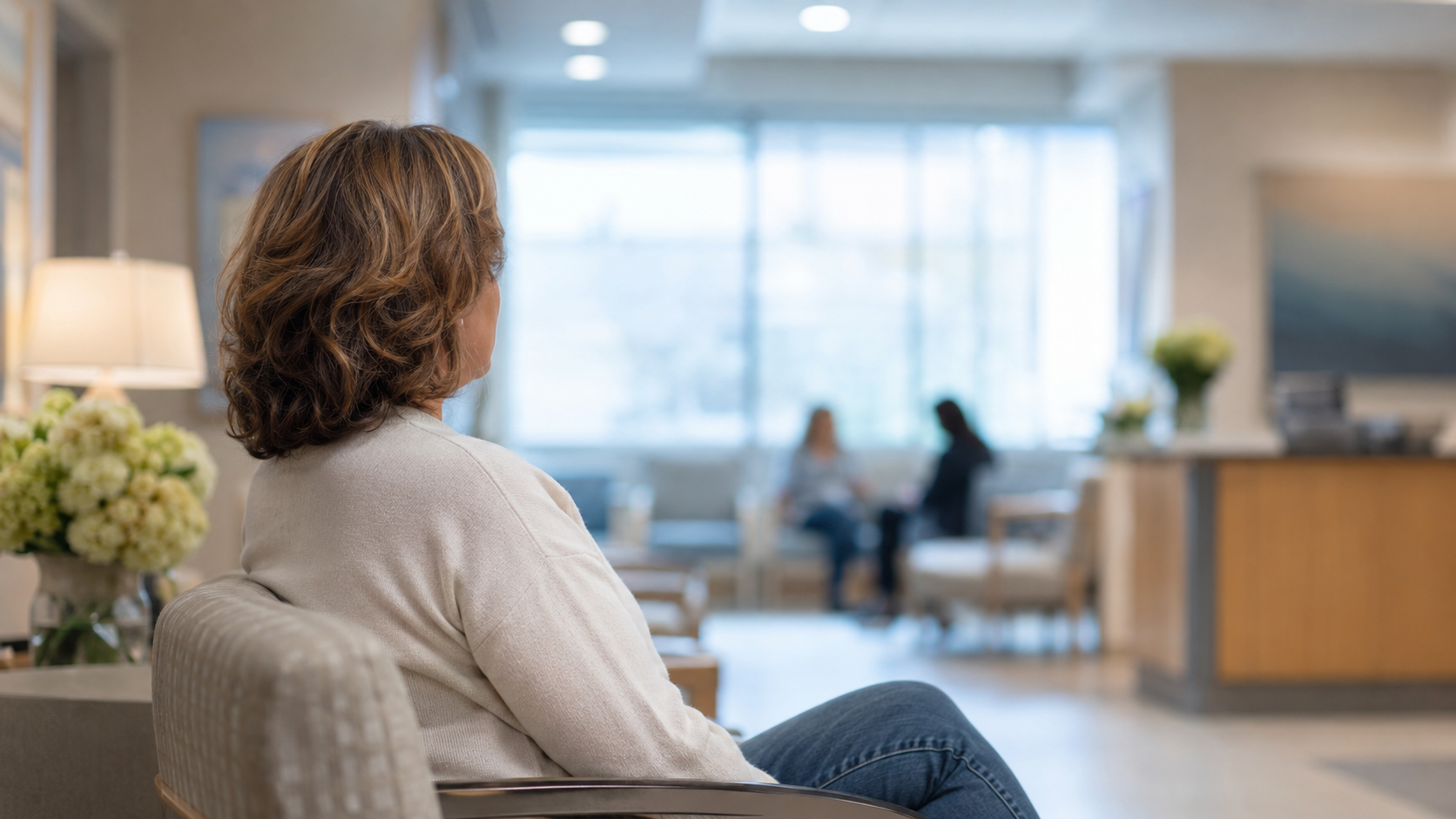 Femme dans une salle d'attente hospitalière, représentant les patientes concernées par les décisions de traitement du cancer du sein