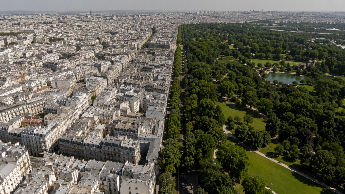 Vue aérienne d'un quartier parisien partagé entre toits minéraux gris et un parc arboré sous la chaleur d'été