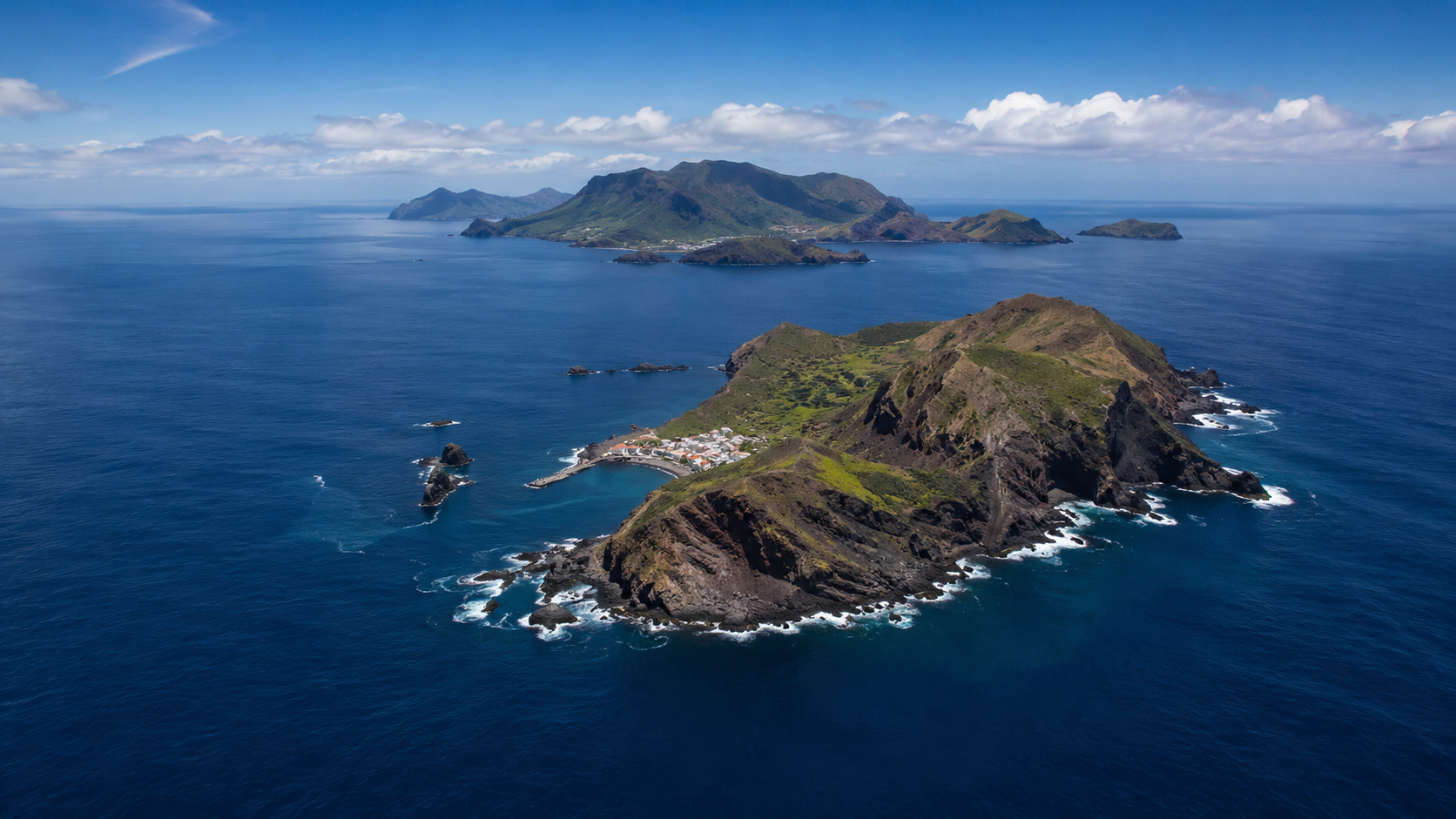 Vue aérienne d'un petit archipel volcanique entouré par l'océan Atlantique sous une lumière claire