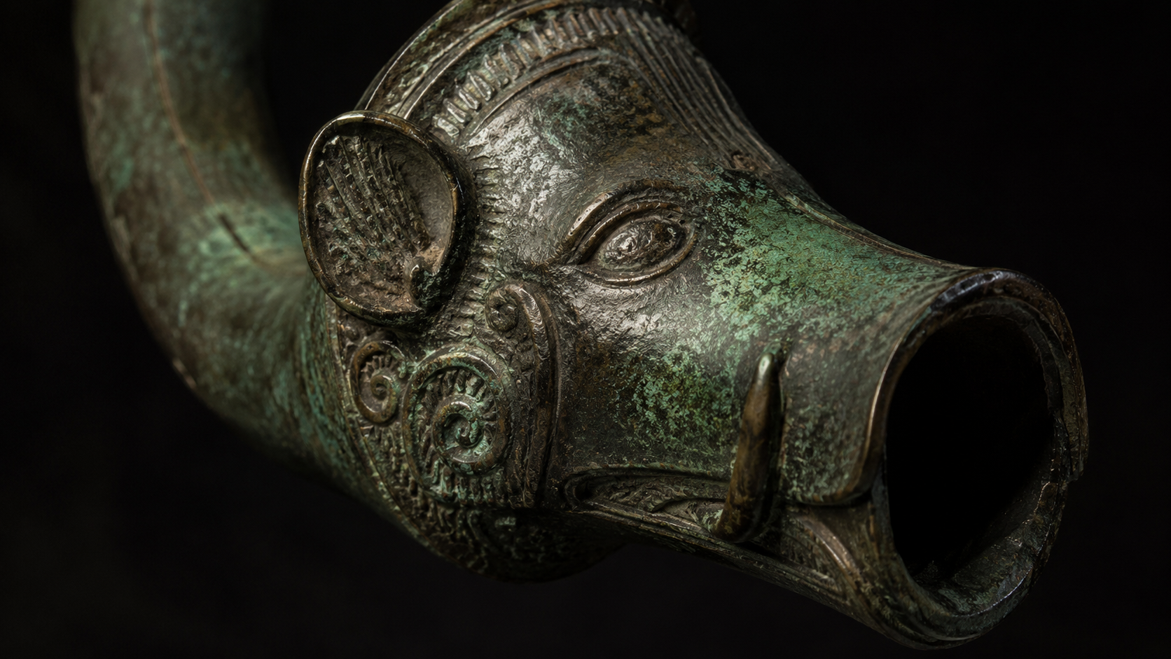 Le détail d'un pavillon de carnyx en bronze en forme de hure de sanglier