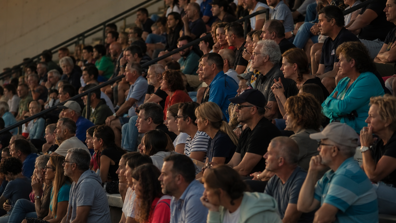 Tribunes attentives et silencieuses pendant un match