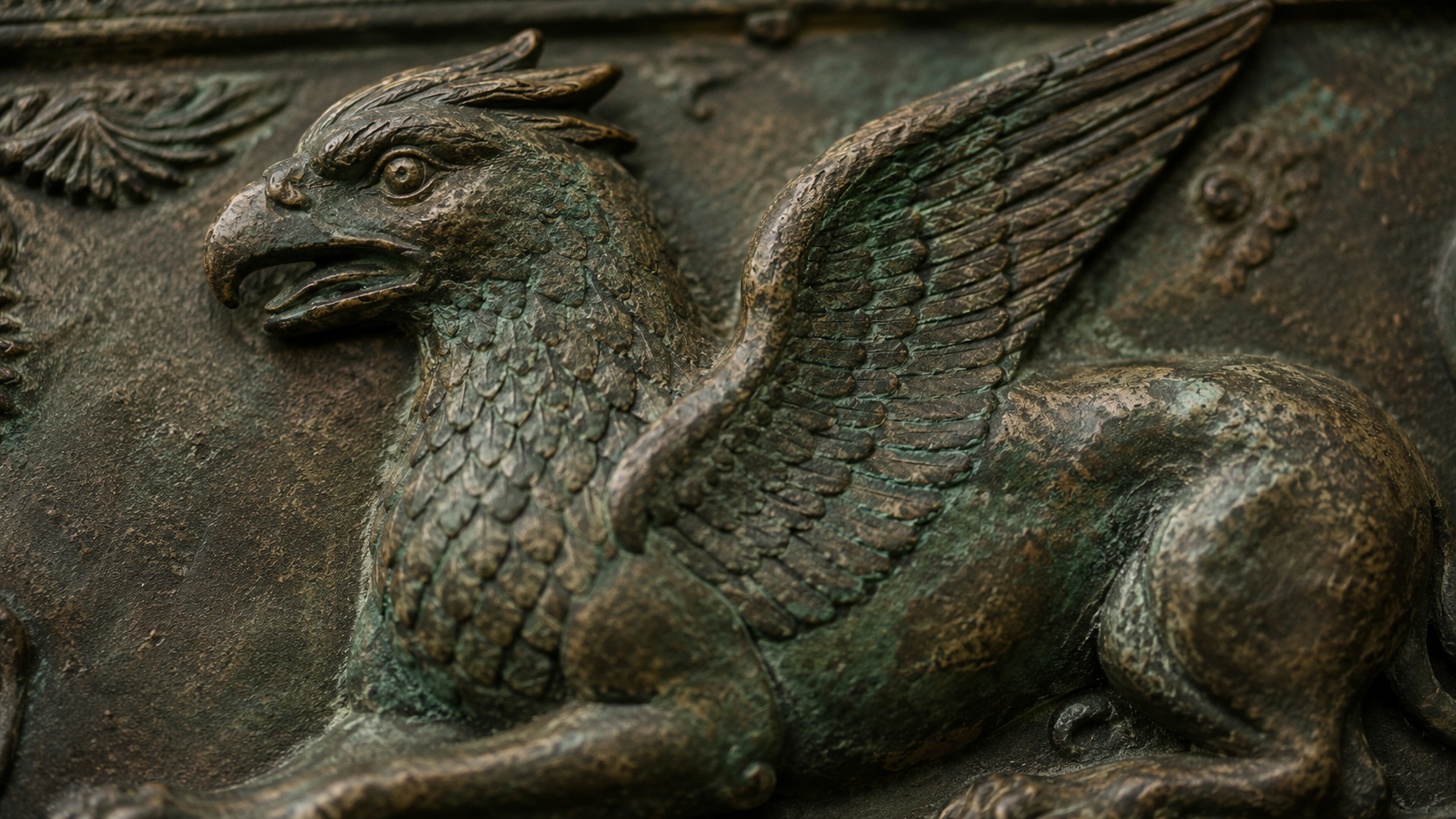 Détail d'un relief en bronze antique représentant un griffon à corps de lion et tête d'aigle
