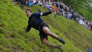 Cheese-rolling 2026 : à Cooper’s Hill, le maître anglais aux 22 titres détrôné, une Française sacrée