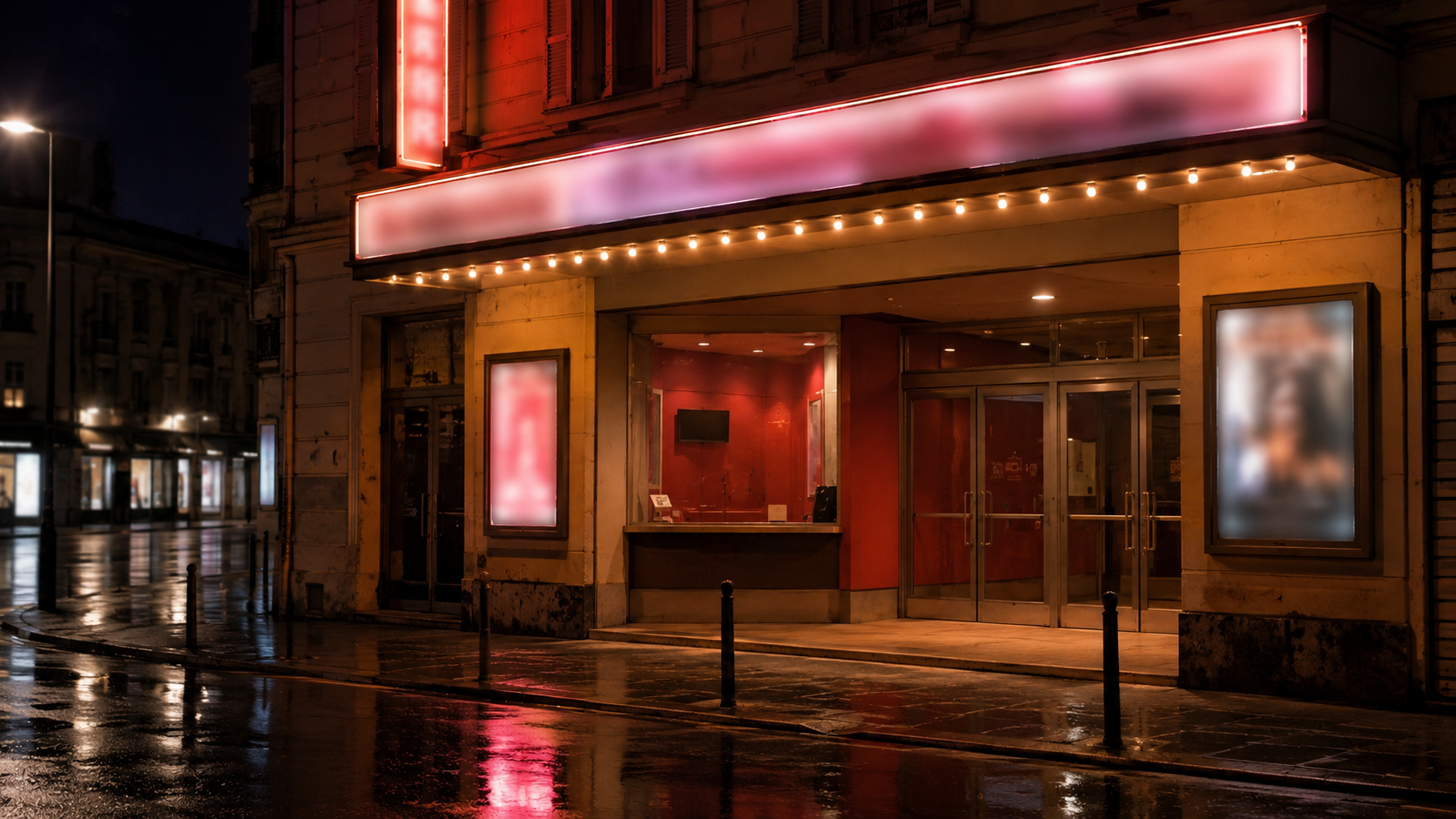 Facade eclairee d'un petit cinema independant la nuit, sans file d'attente