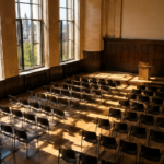 Une salle de conférence universitaire vide à Londres, baignée d'une lumière d'été crue