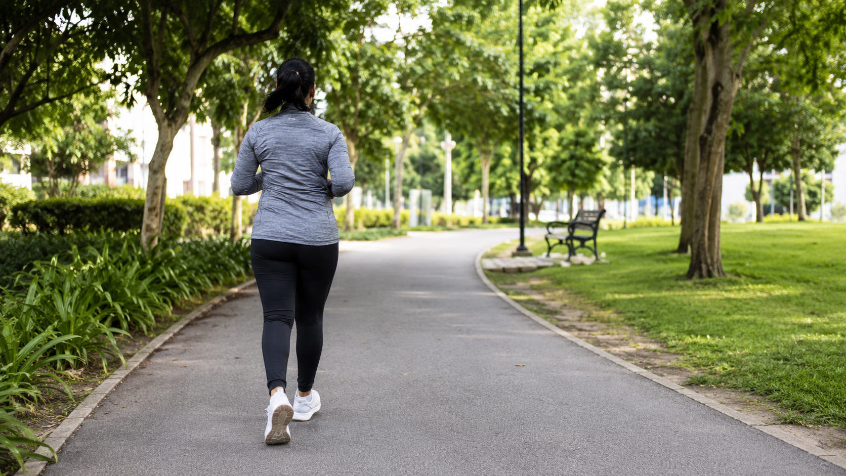 Personne marchant d'un bon pas dans un parc urbain verdoyant