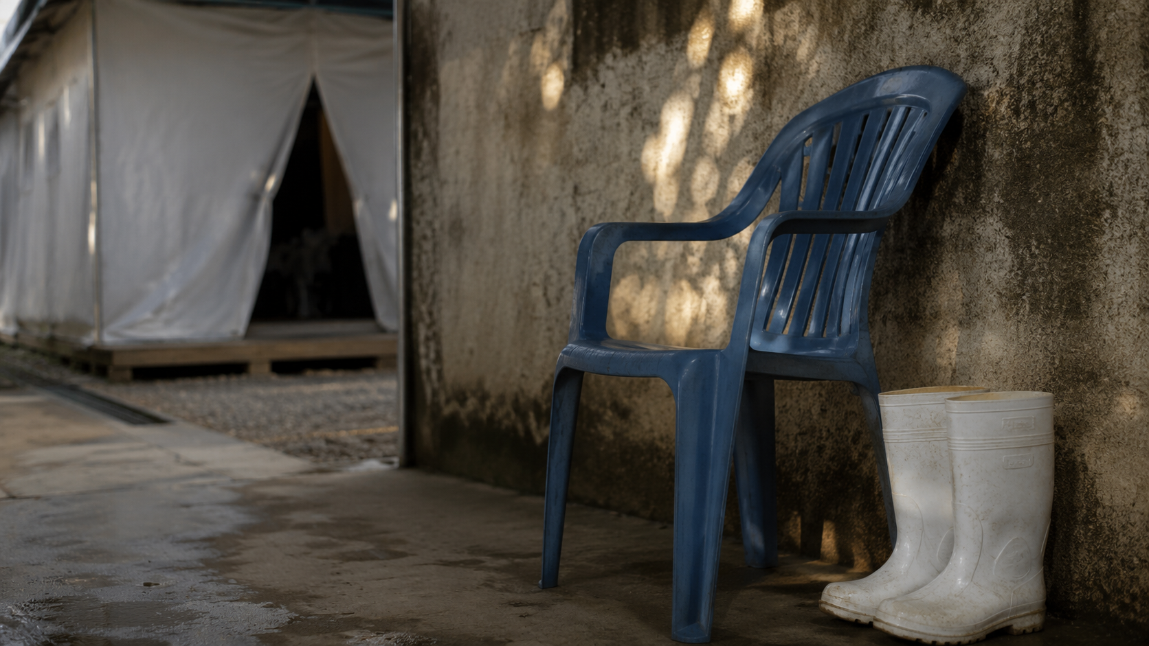Chaise vide et bottes sanitaires dans un centre de traitement