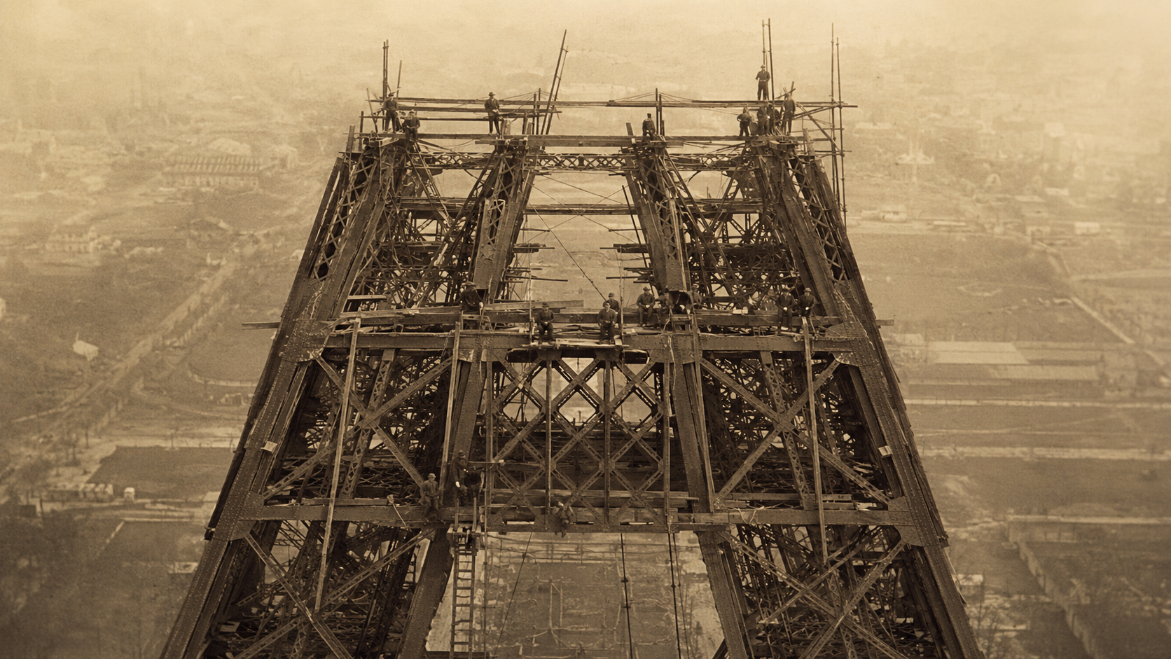 Vue historique de la Tour Eiffel en construction en 1889 avec charpente metallique