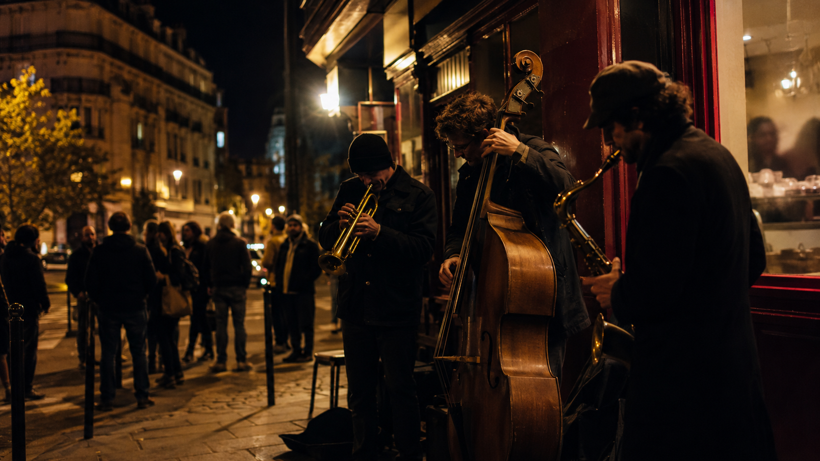 Trio de musiciens de jazz jouant dans une rue parisienne la nuit pendant la Fete de la musique