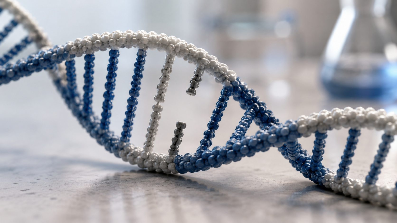 Gros plan d'un modèle d'ADN en double hélice avec un segment éteint suggérant un gène inactif