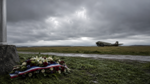 Gonneville-en-Auge : le Dakota est resté au sol, Liberty Jump Team a gardé l’hommage vivant