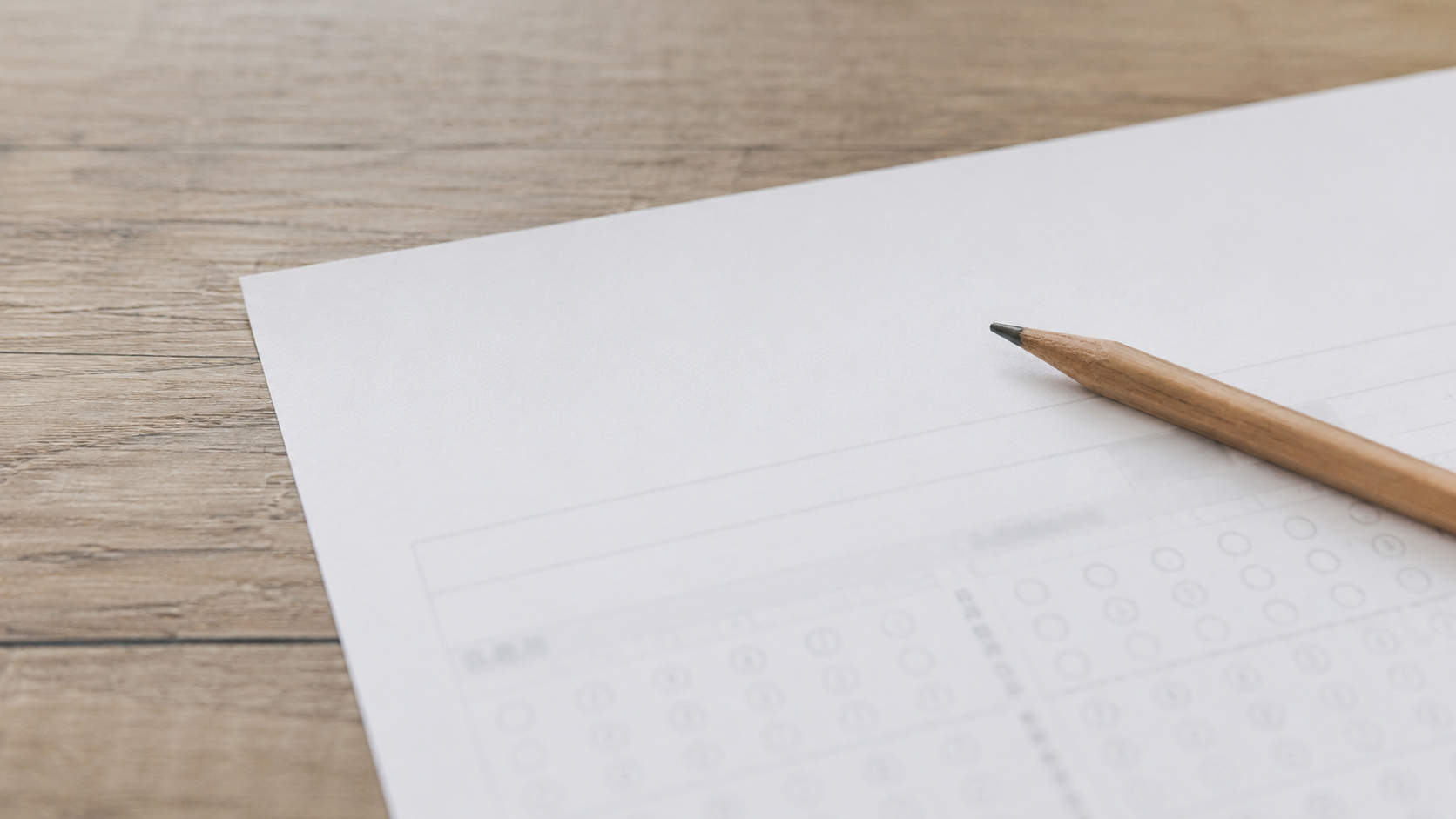 Questionnaire d'auto-évaluation en papier et crayon sur une table d'école, coin laissé vide