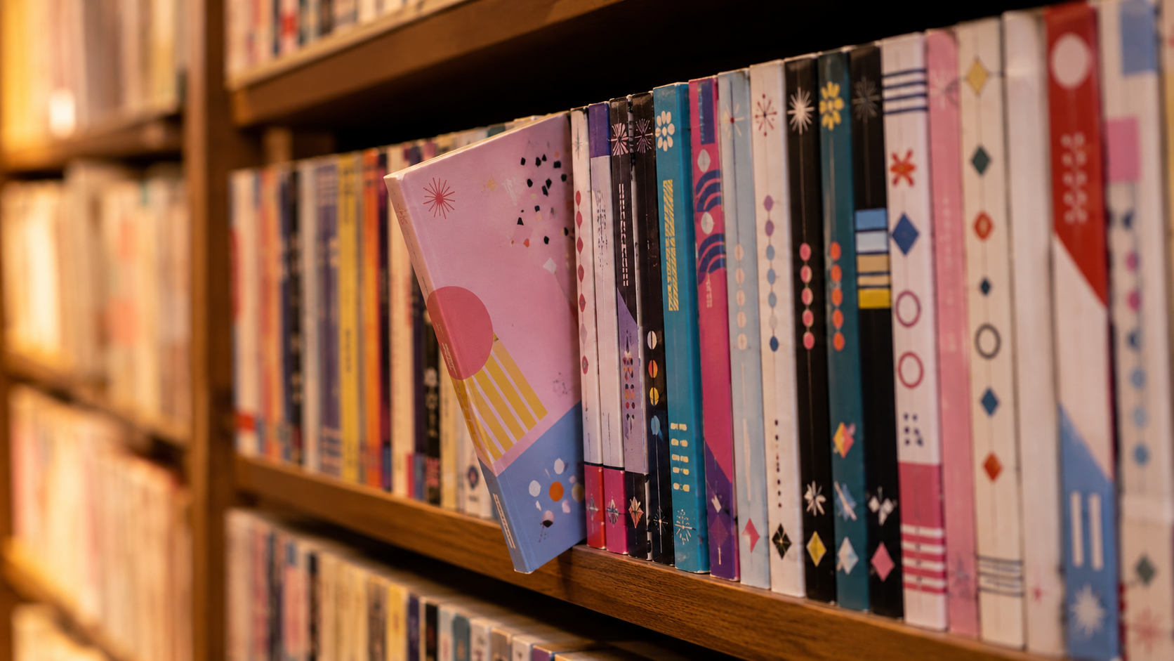 Un rayon de librairie française rempli de mangas aux tranches colorées