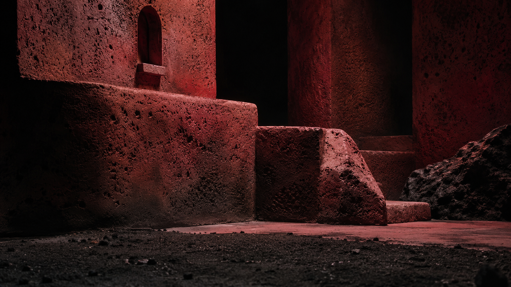 La lumière rase un décor rouge et noir