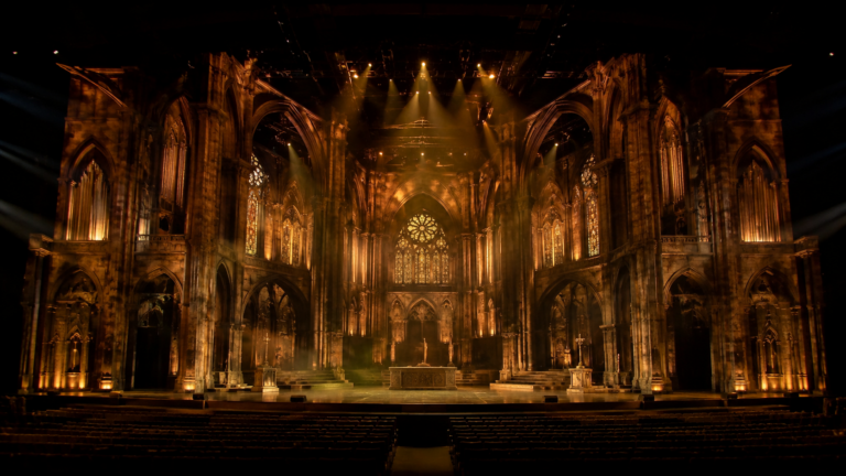Décor de cathédrale éclairé dans une grande salle