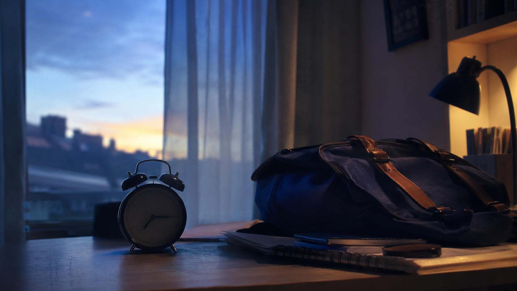 Réveil et sac d'école posés sur un bureau au petit matin