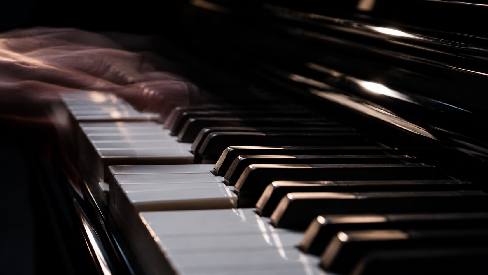 Clavier de piano à queue avec un léger flou de mouvement sur les touches