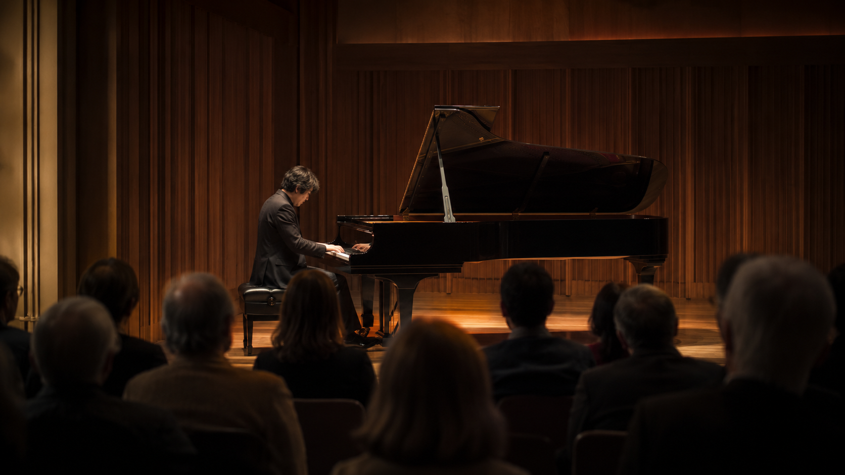 Public attentif dans une petite salle de récital, piano à queue au fond