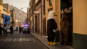 À Lima, la police se déguise en mascottes du Mondial 2026 pour coincer un trafiquant : 2 524 doses saisies