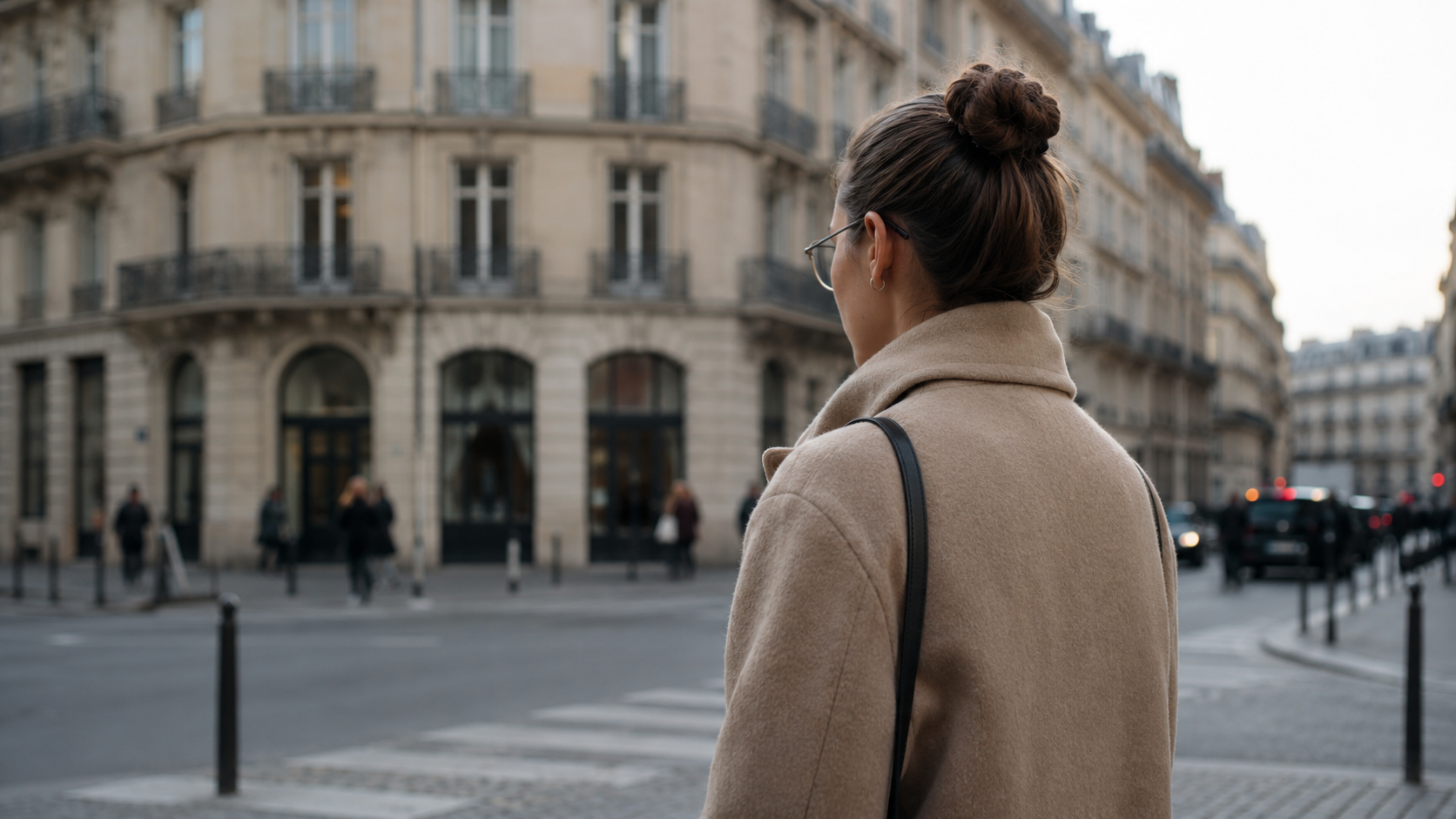 Un pieton dans une rue europeenne portant des lunettes connectees fines