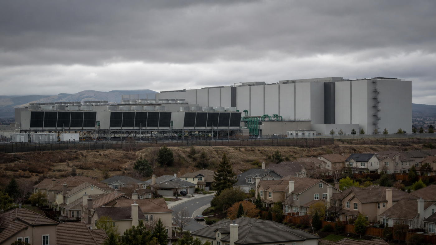 Un centre de données industriel en bordure d'un quartier résidentiel californien