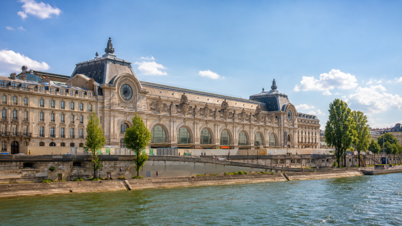 Facade du musee d'Orsay au bord de la Seine avec des palissades de chantier sur le parvis