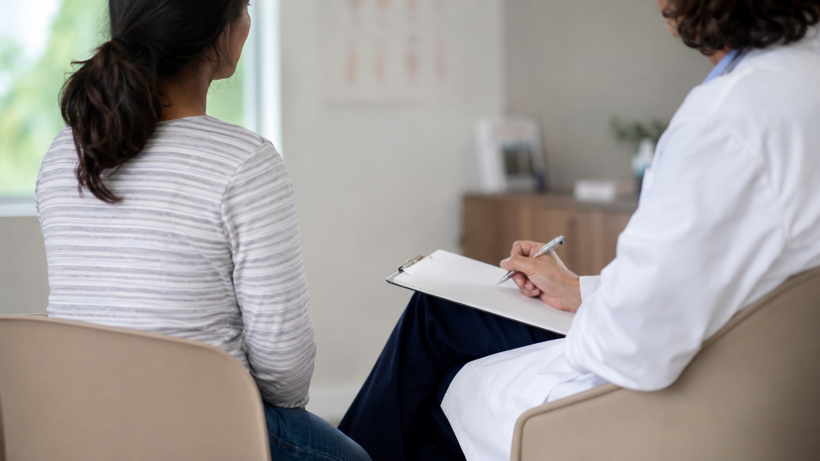 Médecin et patient en consultation, échange sur un traitement antalgique