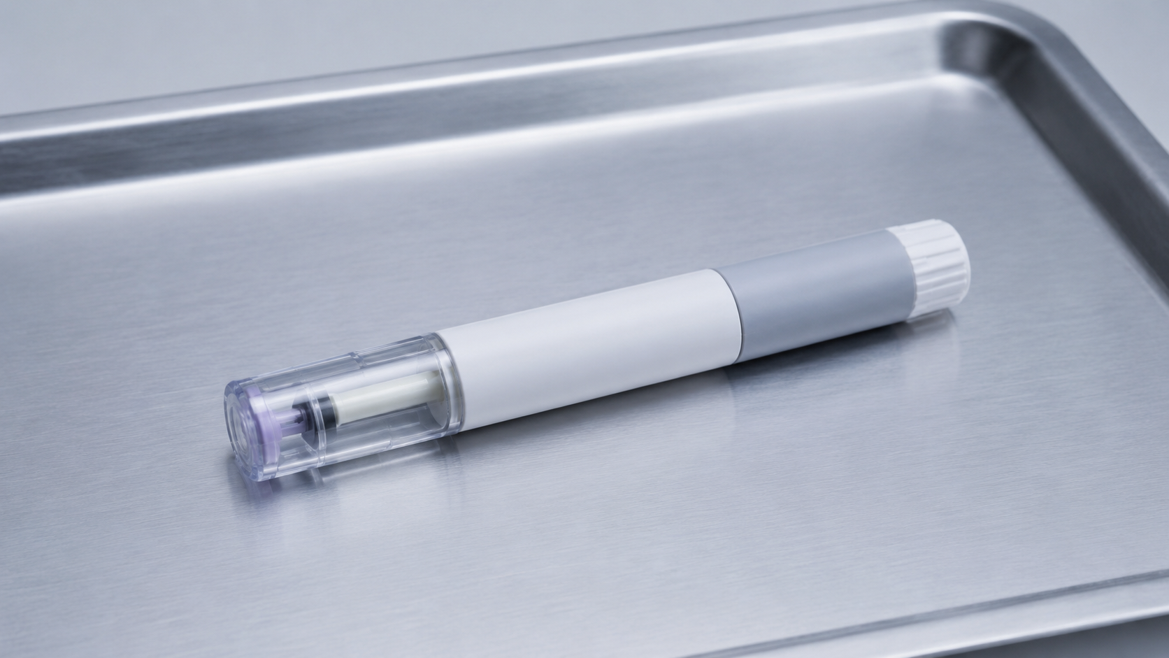 Un stylo injecteur générique posé sur une surface clinique neutre