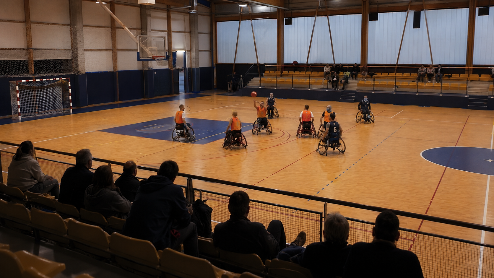 Match de basket fauteuil de championnat dans un gymnase de club français