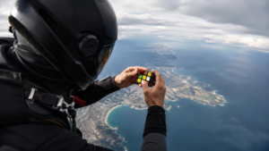 Il saute en parachute pour la première fois de sa vie et résout deux Rubik’s Cube avant de toucher le sol