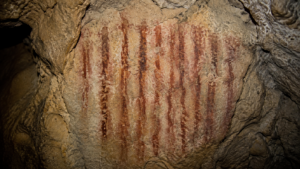 Classées phénomène naturel en 1928, ces stries rouges sont en fait la plus vieille peinture rupestre du Royaume-Uni