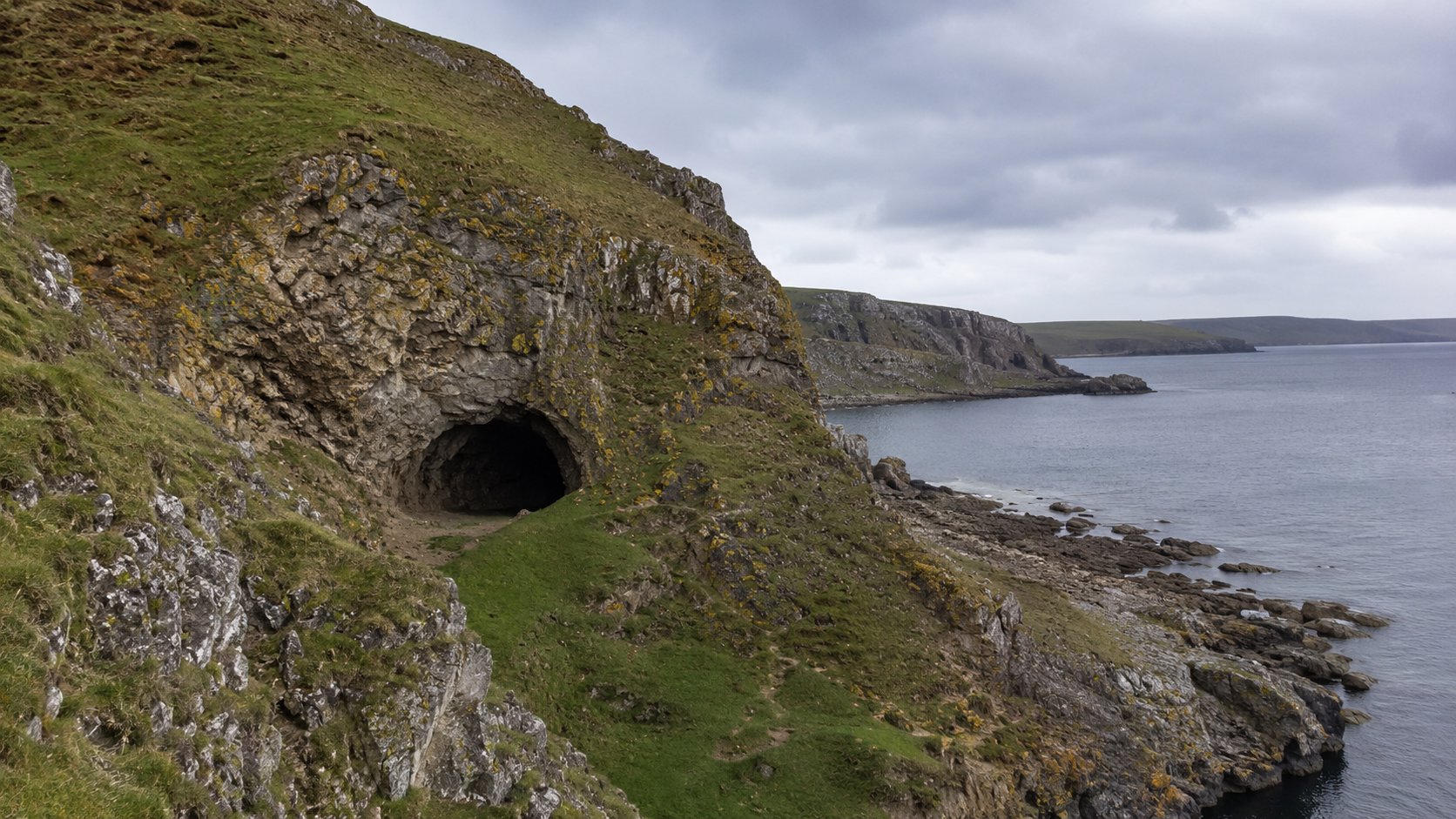 Entrée de la grotte Bacon Hole sur la péninsule de Gower, pays de Galles