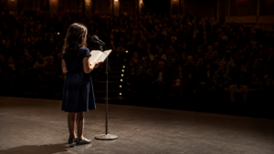 « Petits champions de la lecture » : 15 enfants seuls au micro dans un théâtre plein, le 24 juin