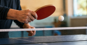 Le ping-pong sur ordonnance : à Cormelles, une centaine de malades de Parkinson reprennent la raquette