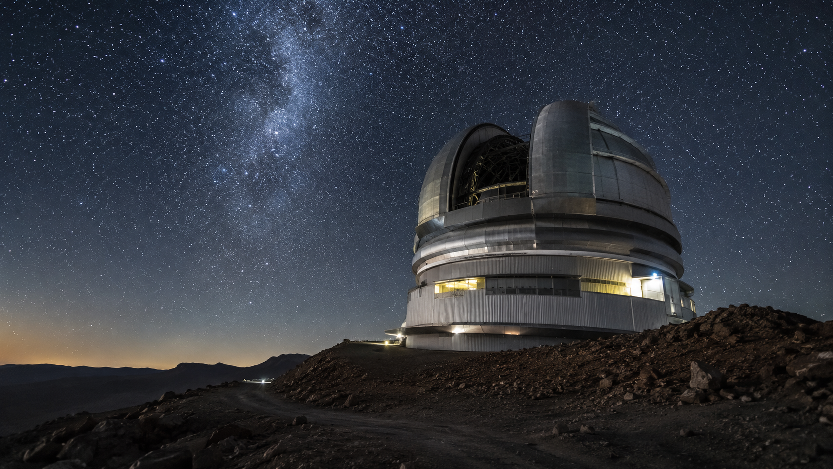 Coupole de telescope dans les Andes chiliennes sous un ciel etoile