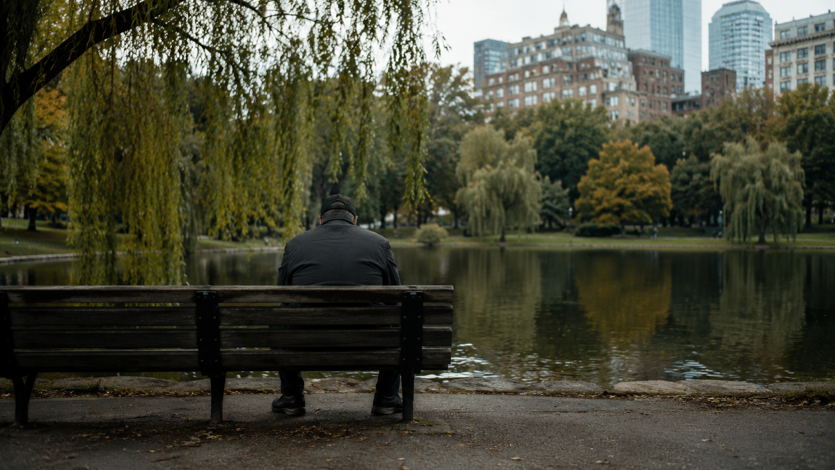 Homme assis seul sur un banc de parc, illustrant la détresse psychologique masculine souvent silencieuse