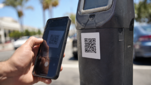 Faux QR code de stationnement : le piège à 35 euros qui se répand cet été, et le seul réflexe qui protège