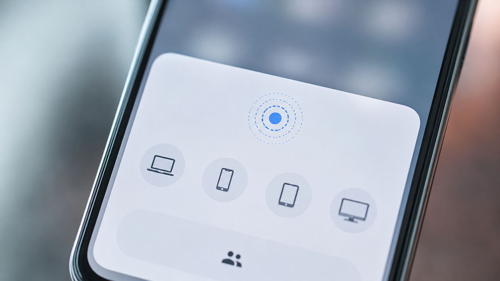 Écran de smartphone affichant un menu de partage de proximité avec des appareils détectés