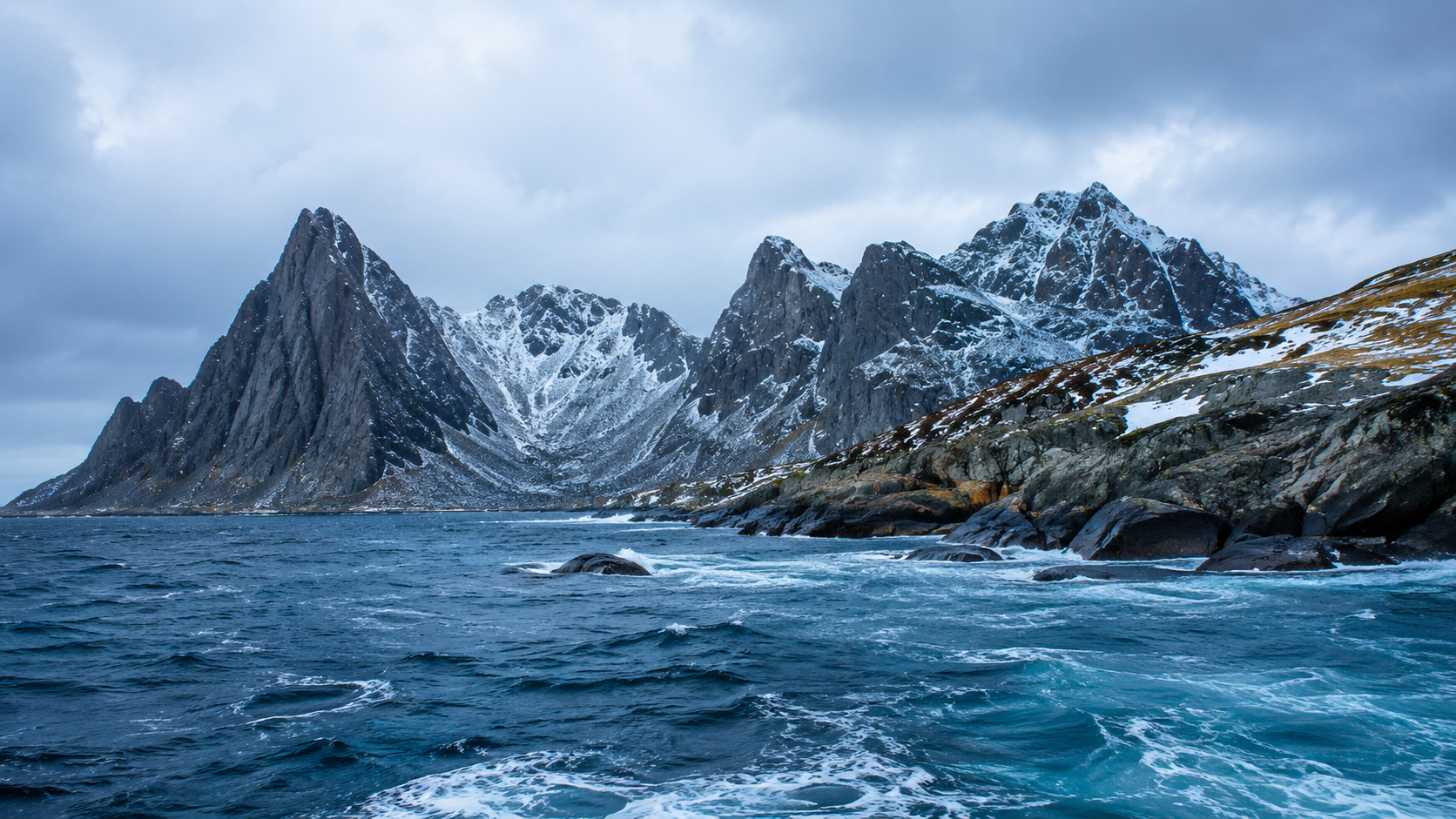 Cote des Lofoten en Norvege, ou se trouve le plus grand complexe de coraux d'eau froide d'Europe