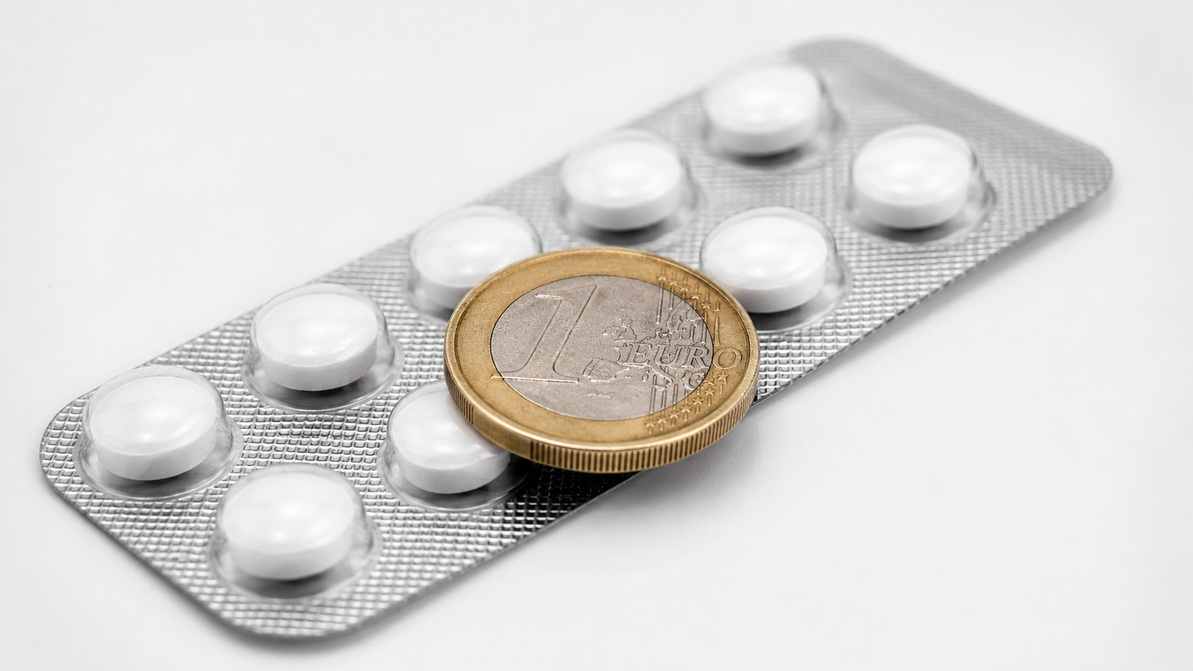 Une pièce d'un euro posée sur une plaquette de médicaments