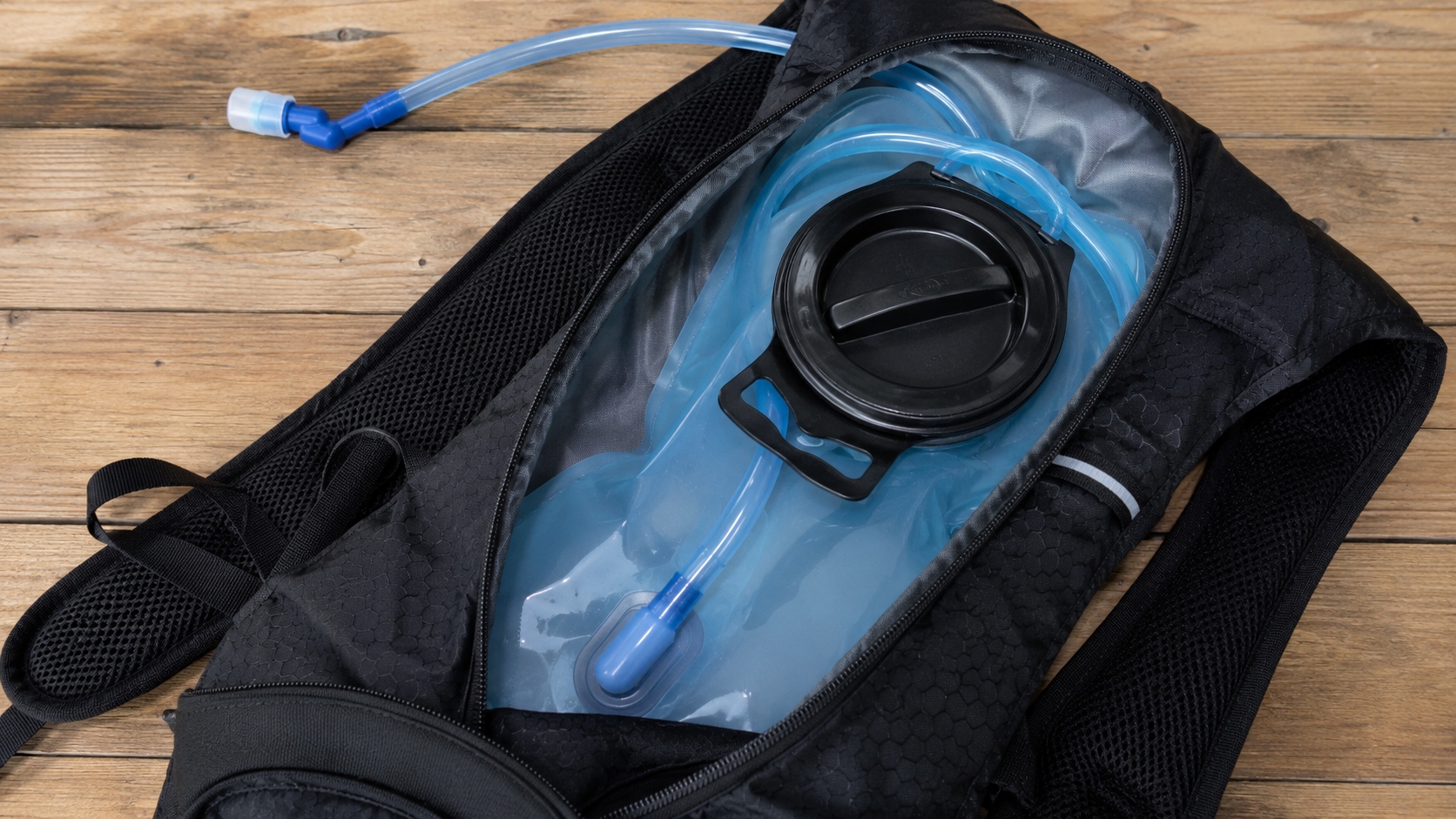 Sac a dos d'hydratation ouvert montrant la poche souple et le tube, version civile du dispositif militaire