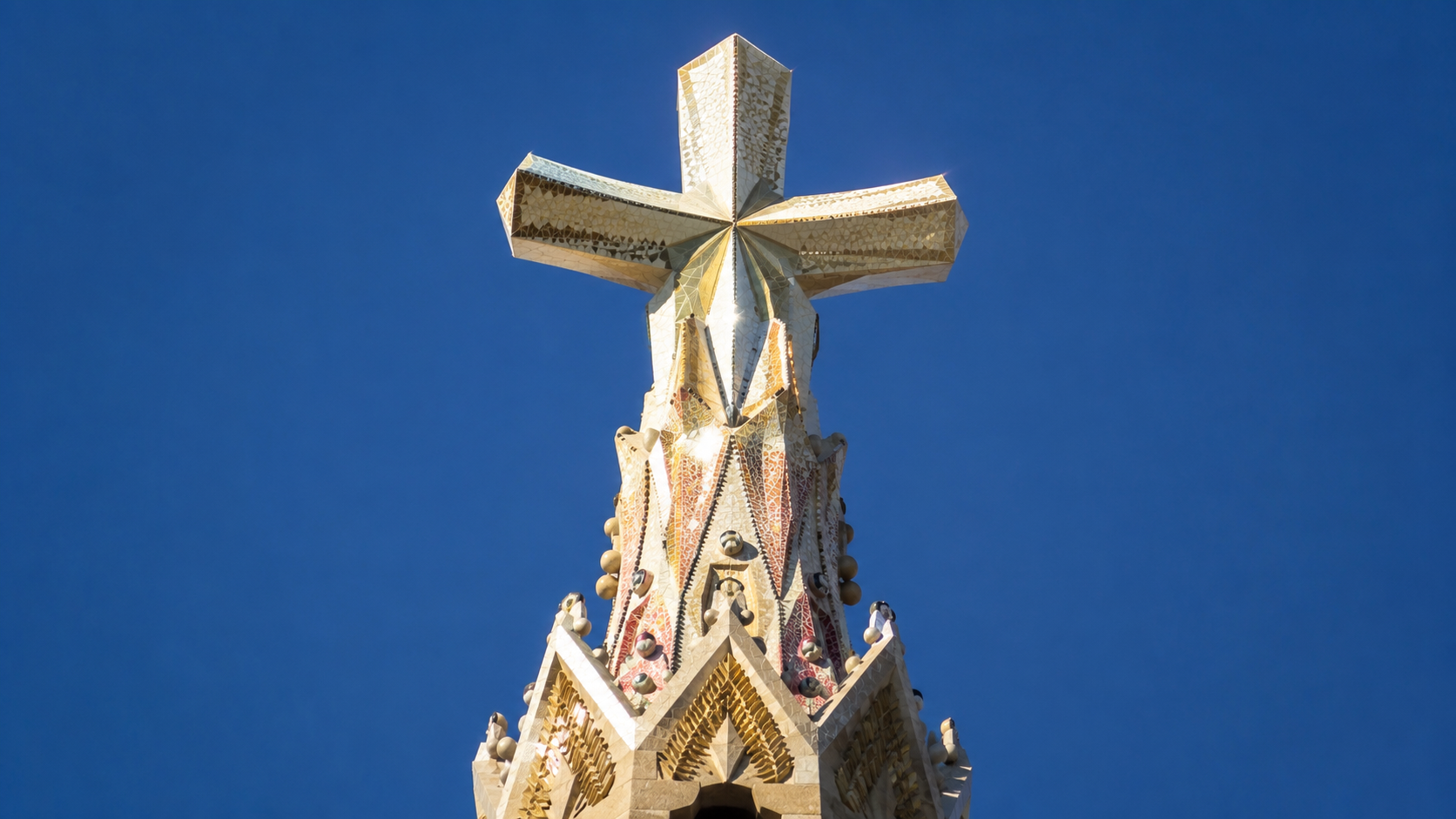 La croix a quatre bras en ceramique blanche couronnant la tour de Jesus-Christ de la Sagrada Familia