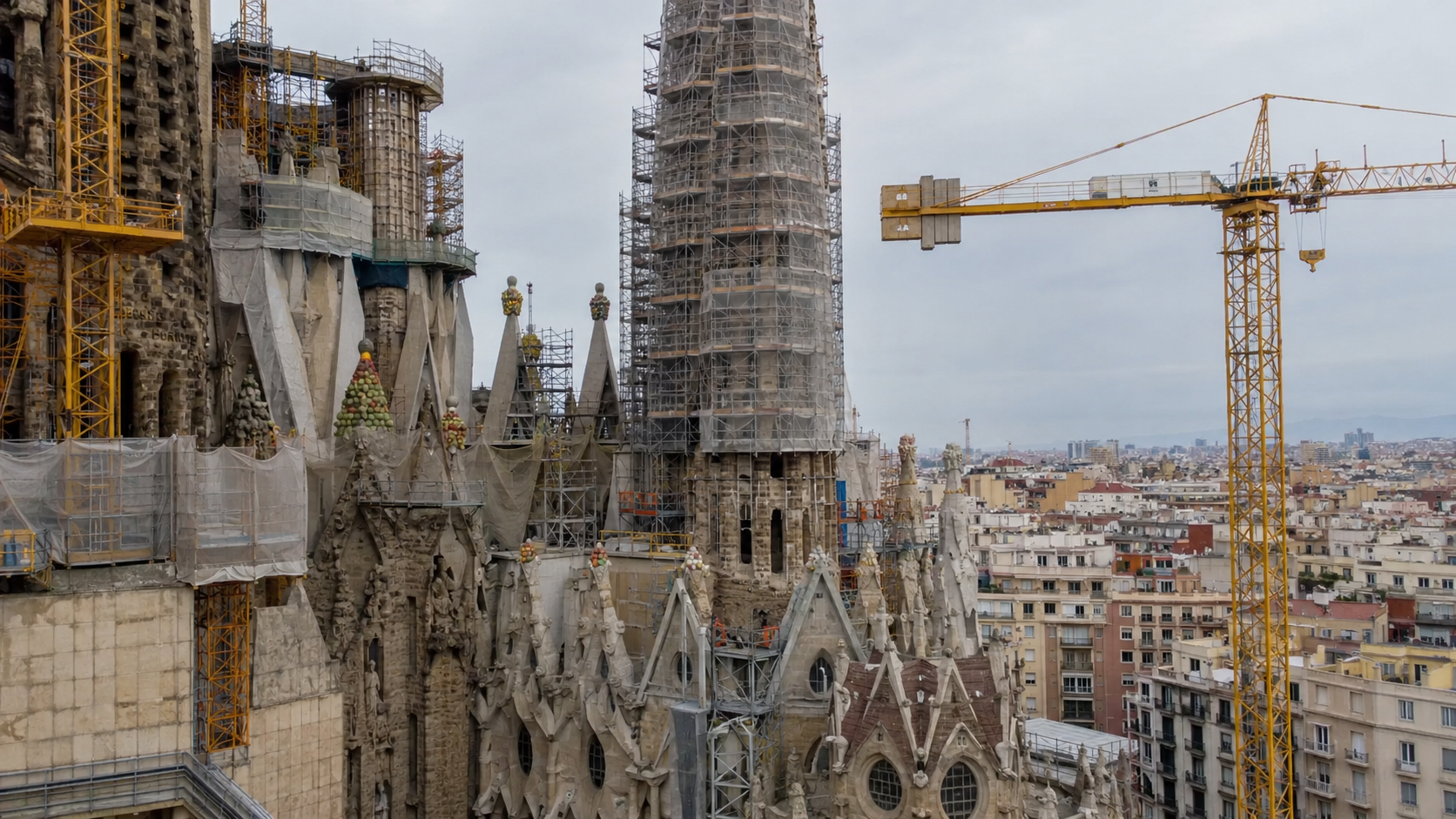 Echafaudages et grues autour d'une facade encore inachevee de la Sagrada Familia, chantier toujours en cours