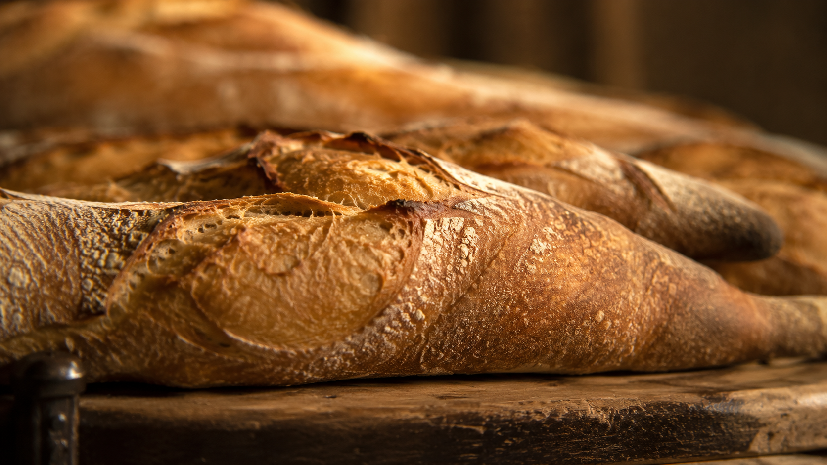 Pains et baguettes dans une boulangerie, croûte dorée