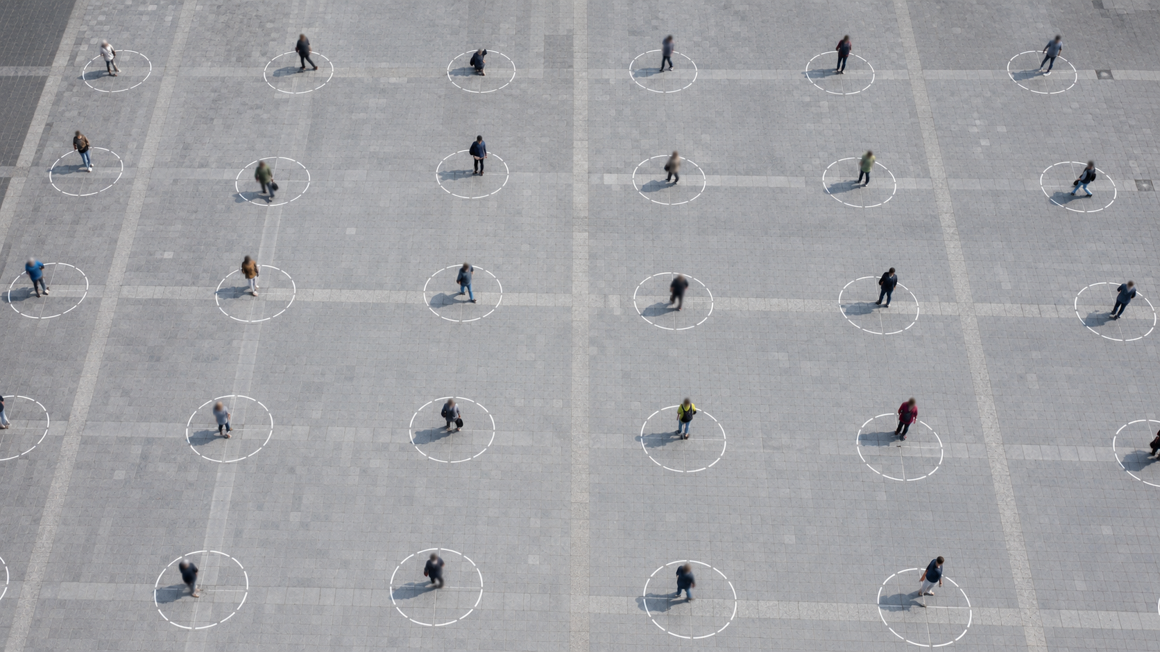 Vue plongeante de piétons espacés sur une place, repères de distance au sol